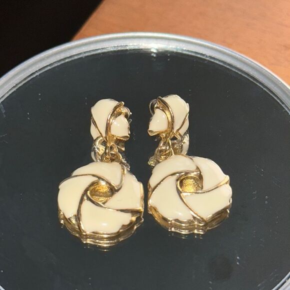 Vintage 80s gold tone & cream enamel painted dangle/drop post earrings - Picture 1 of 4
